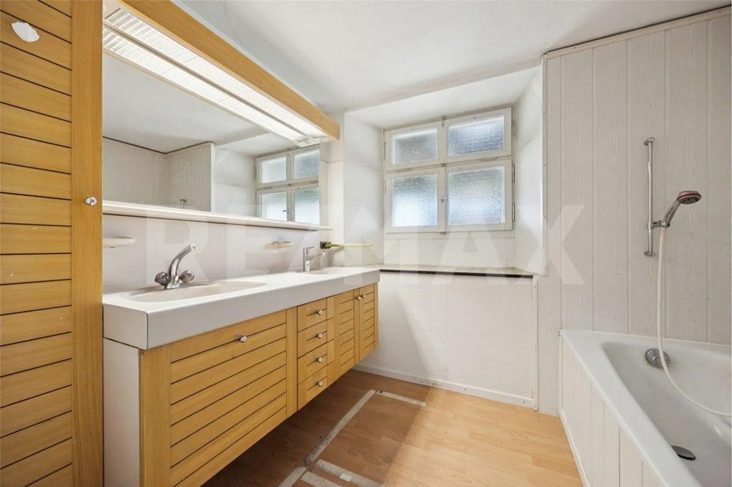 Casa residenziale e di ospitalità tradizionale con potenziale in una posizione privilegiata… - Foto 5 di 13