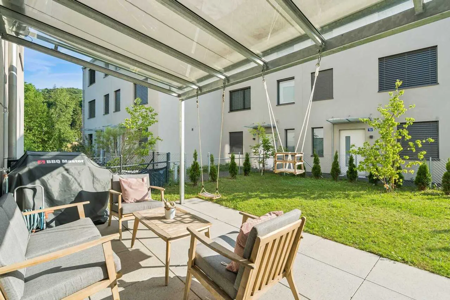 Maison mitoyenne moderne de 7,5 pièces dans un emplacement idéal - Photo 1 sur 13