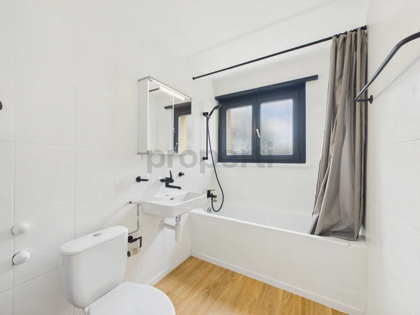 Recentemente ristrutturato, arredato in modo moderno - La tua nuova casa con balcone! - Foto 6 di 7
