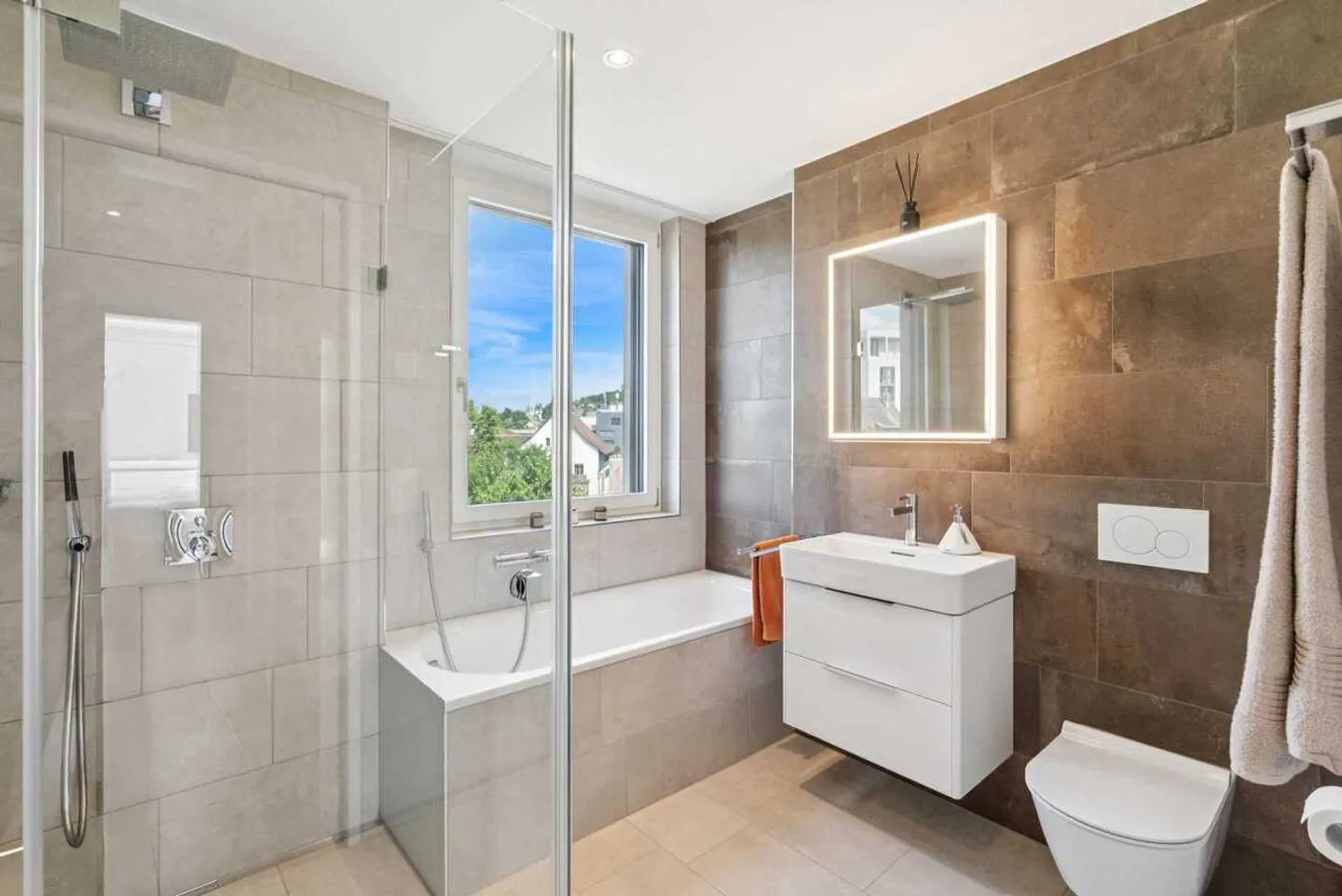 Maison mitoyenne moderne de 7,5 pièces dans un emplacement idéal - Photo 8 sur 13