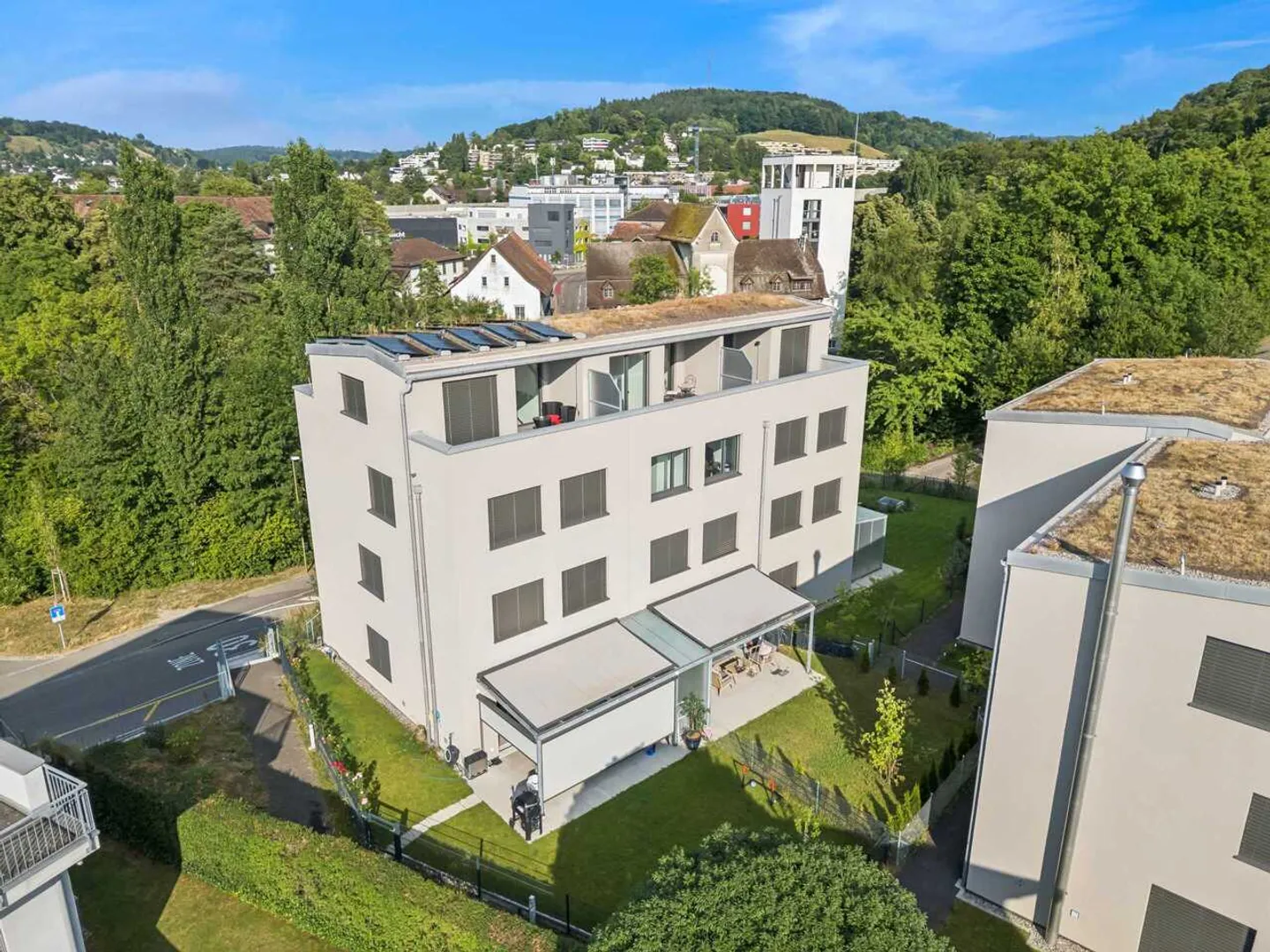 Maison mitoyenne moderne de 7,5 pièces dans un emplacement idéal - Photo 12 sur 13