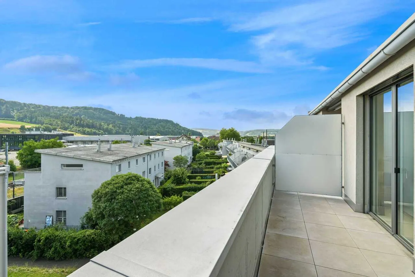Maison mitoyenne moderne de 7,5 pièces dans un emplacement idéal - Photo 11 sur 13