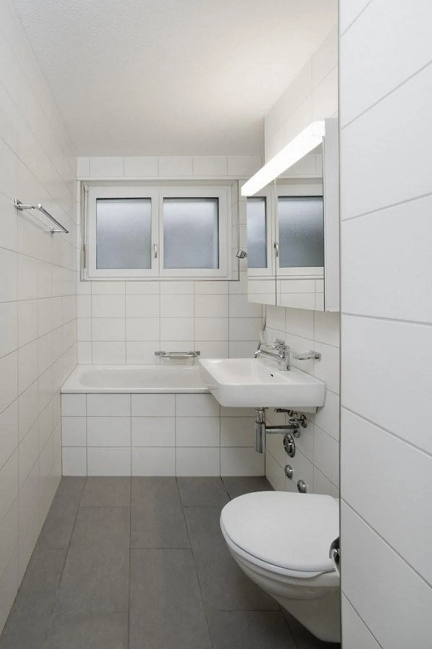 Apartment seeks single - Photo 3 of 4