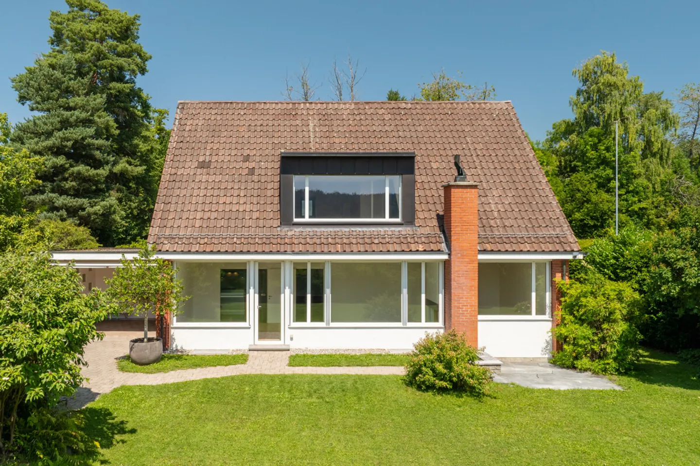 Haus an ruhiger Lage mit idyllischem Garten - Foto 2 von 8