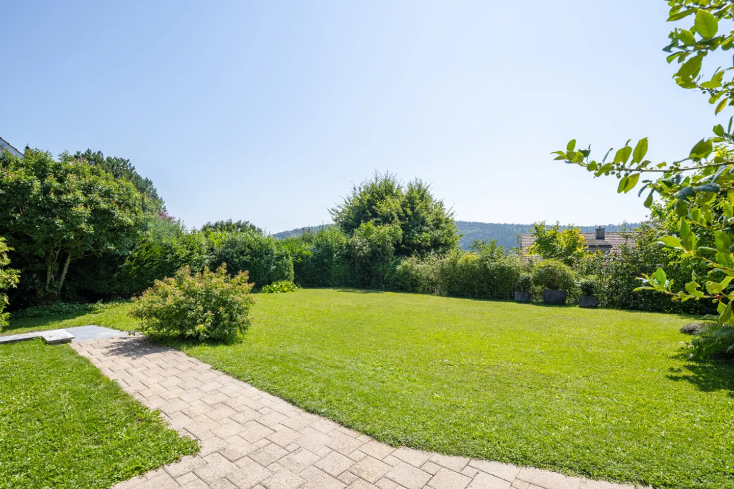 Haus an ruhiger Lage mit idyllischem Garten - Foto 3 von 8