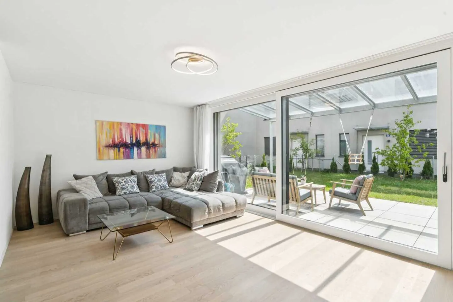 Maison mitoyenne moderne de 7,5 pièces dans un emplacement idéal - Photo 2 sur 13
