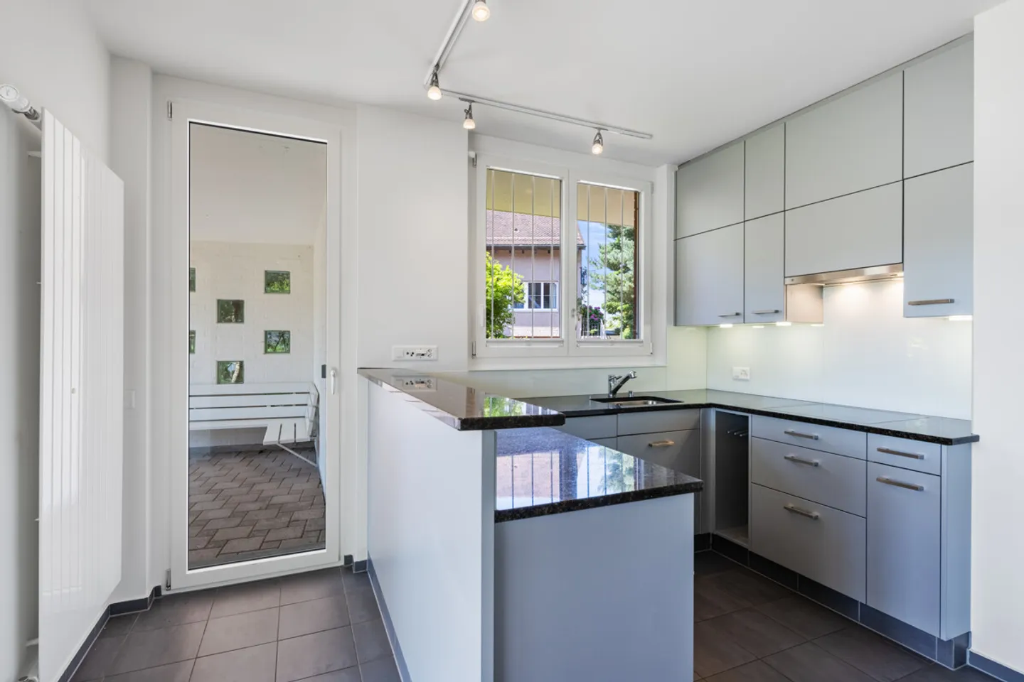 Haus an ruhiger Lage mit idyllischem Garten - Foto 5 von 8