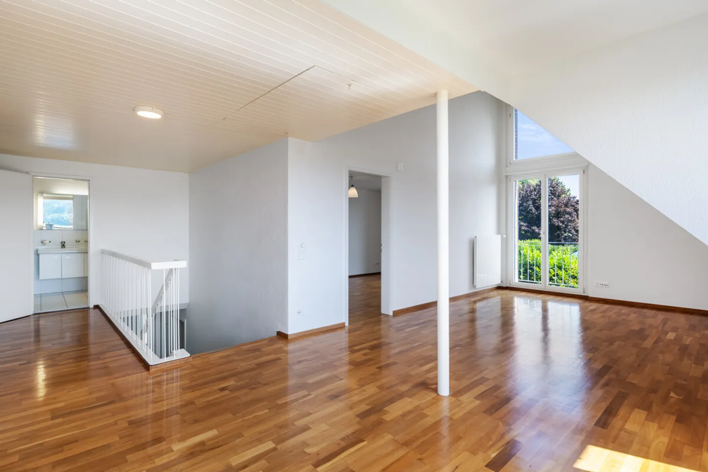 Haus an ruhiger Lage mit idyllischem Garten - Foto 6 von 8