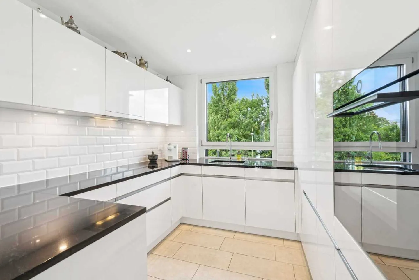 Maison mitoyenne moderne de 7,5 pièces dans un emplacement idéal - Photo 3 sur 13