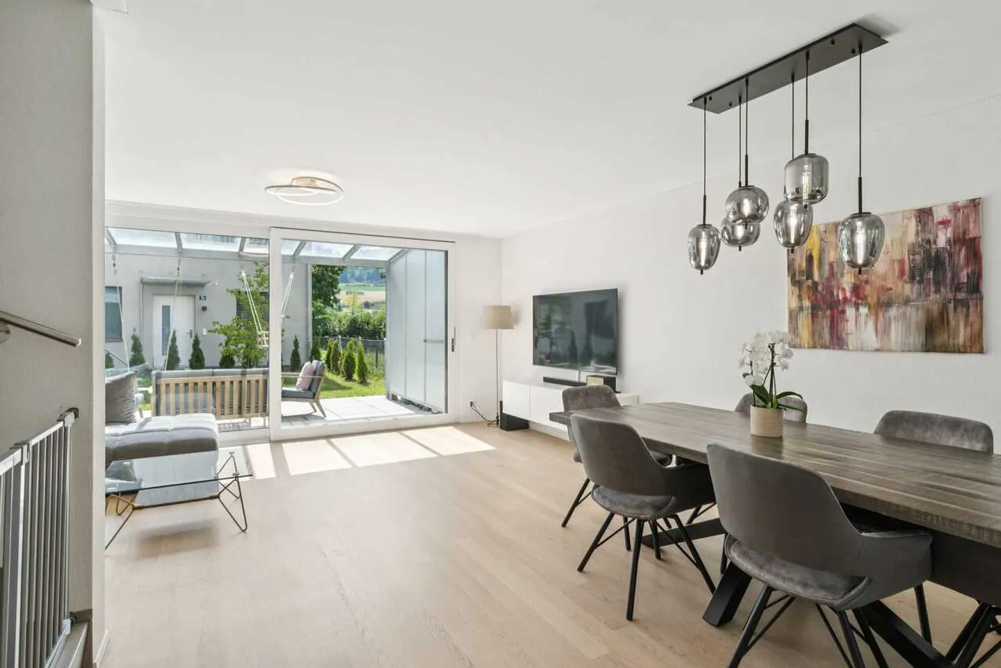 Maison mitoyenne moderne de 7,5 pièces dans un emplacement idéal - Photo 4 sur 13