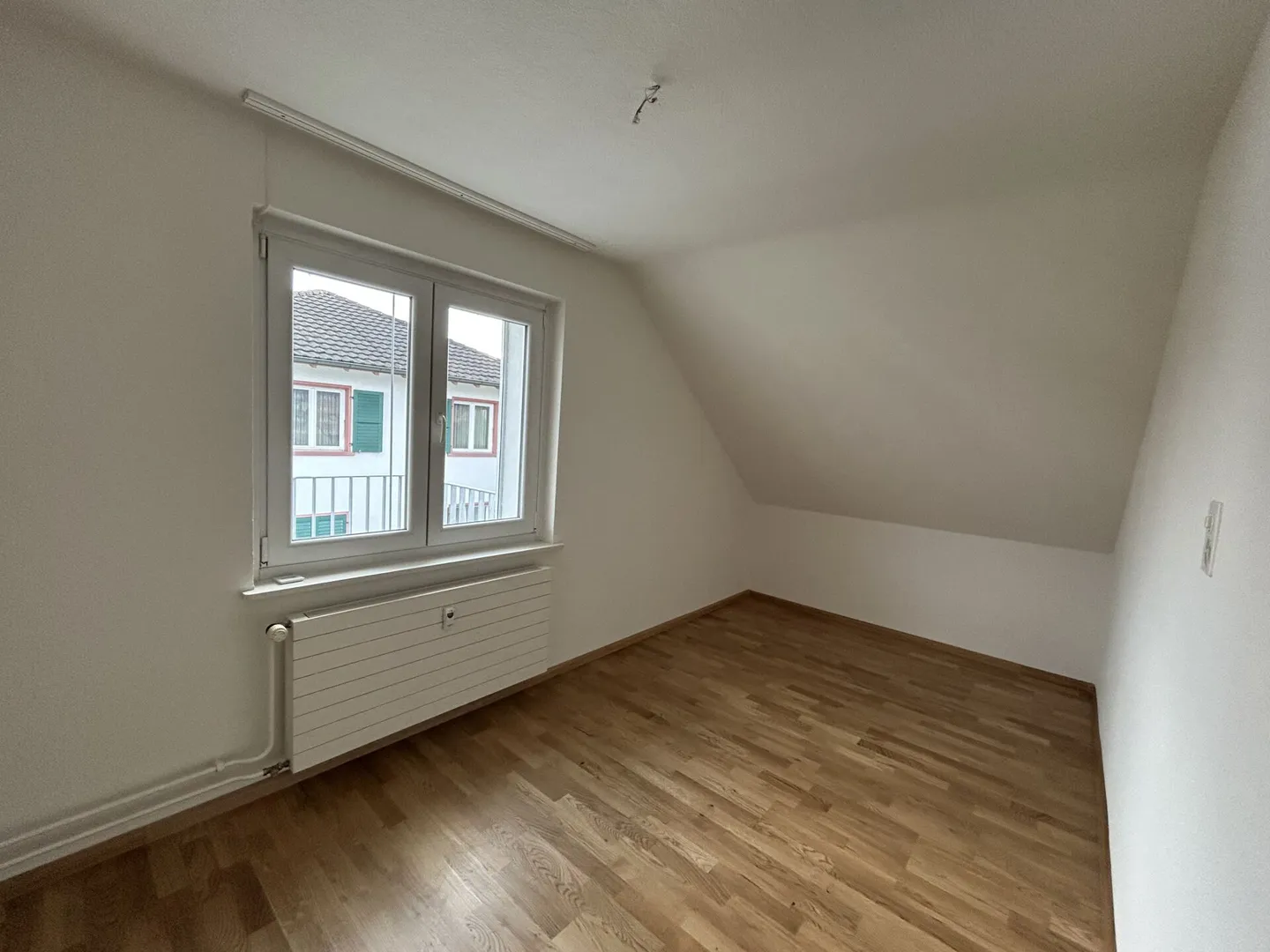 Charmante Dachwohnung mit Aussicht - Foto 3 von 6