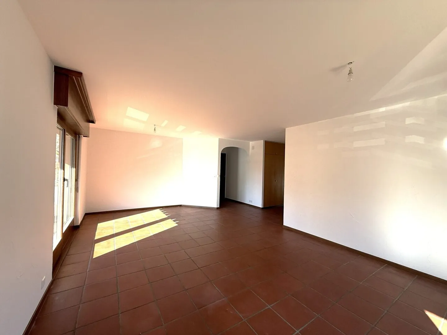 Ampio e luminoso appartamento ristrutturato di 4.5 locali al 1° piano - Foto 3 di 12