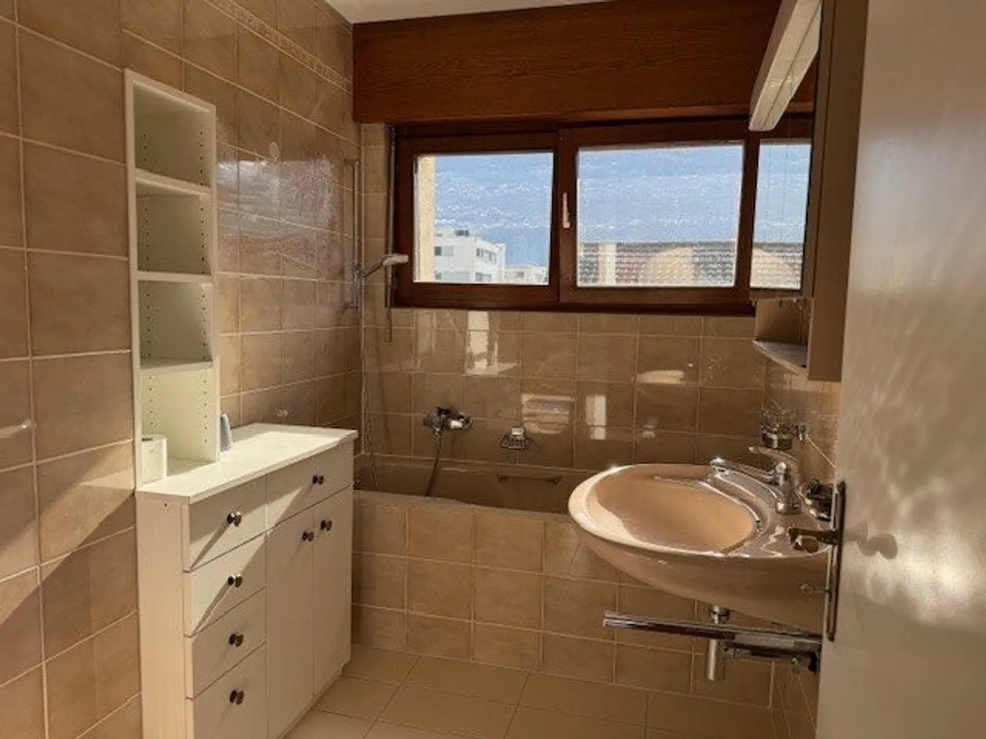 Ampio e luminoso appartamento ristrutturato di 4.5 locali al 1° piano - Foto 8 di 12