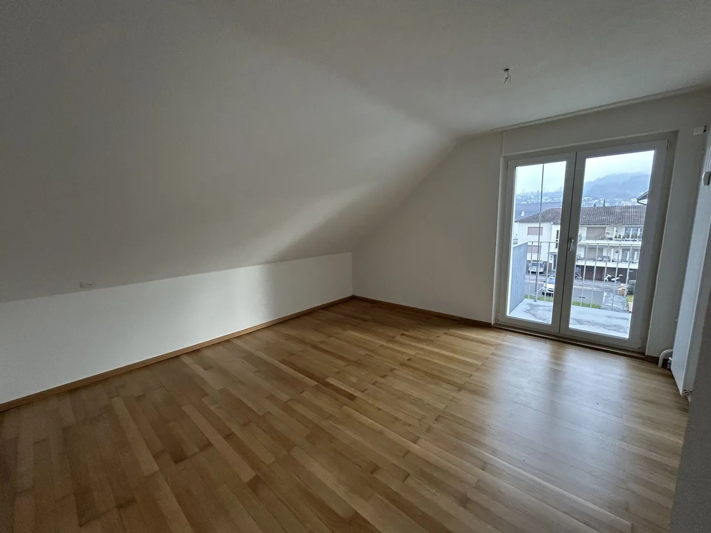 Charmante Dachwohnung mit Aussicht - Foto 2 von 6