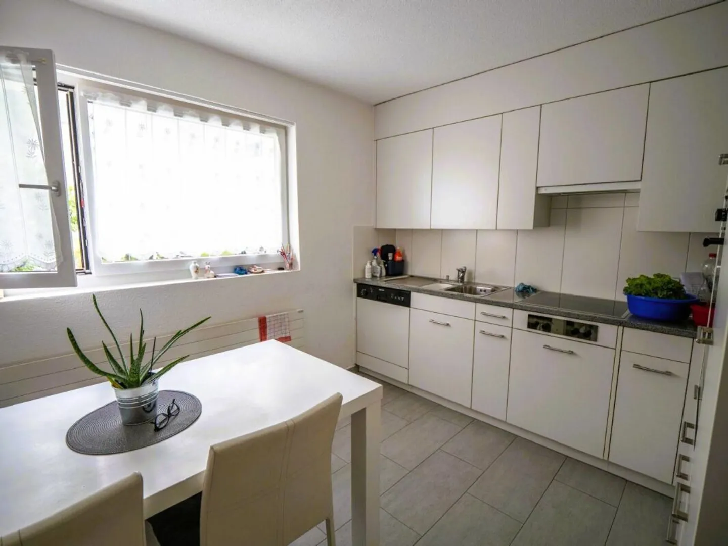 Bel appartement de 3.5 pièces avec balcon sud à Domat/Ems - Photo 1 sur 13