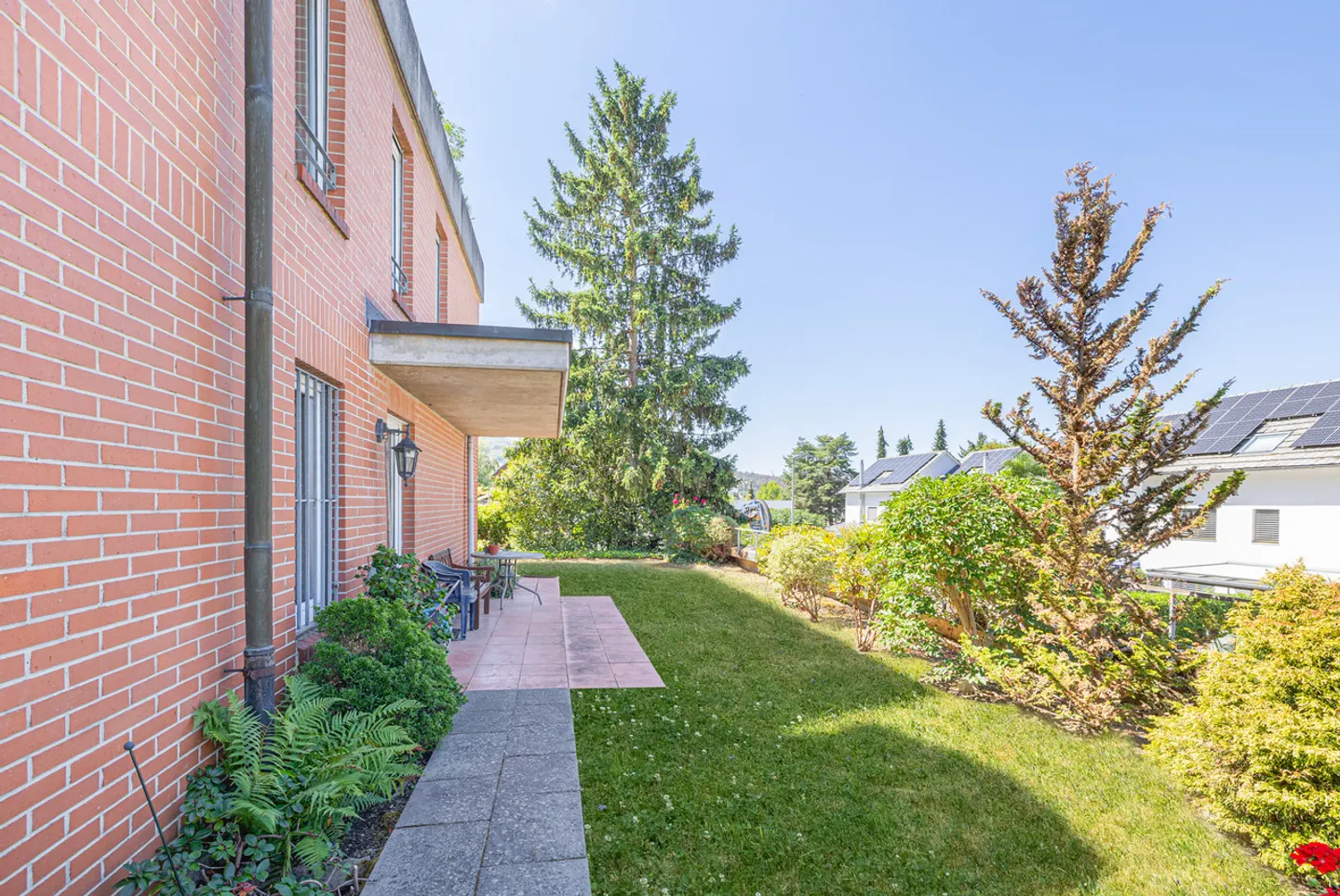 Terraced House with Garden - Photo 2 of 13