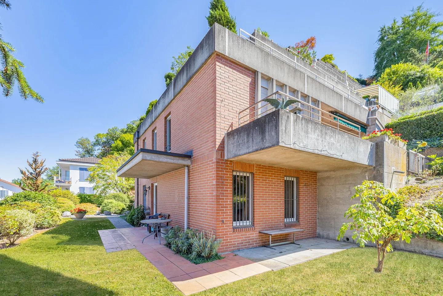 Terraced House with Garden - Photo 1 of 13