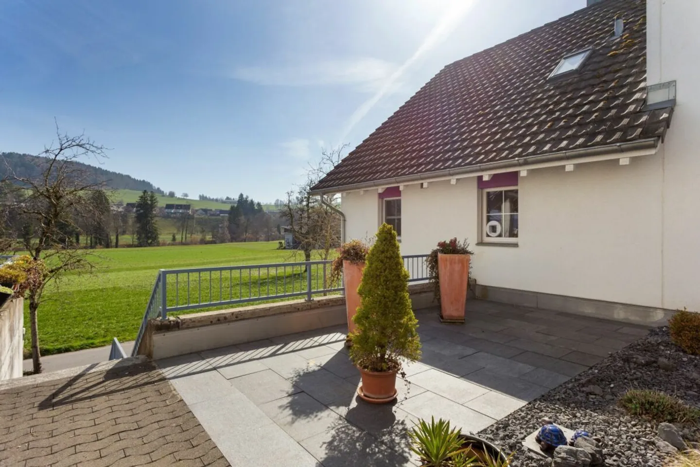 Well-maintained end-of-terrace house with a view of greenery - Photo 12 of 13