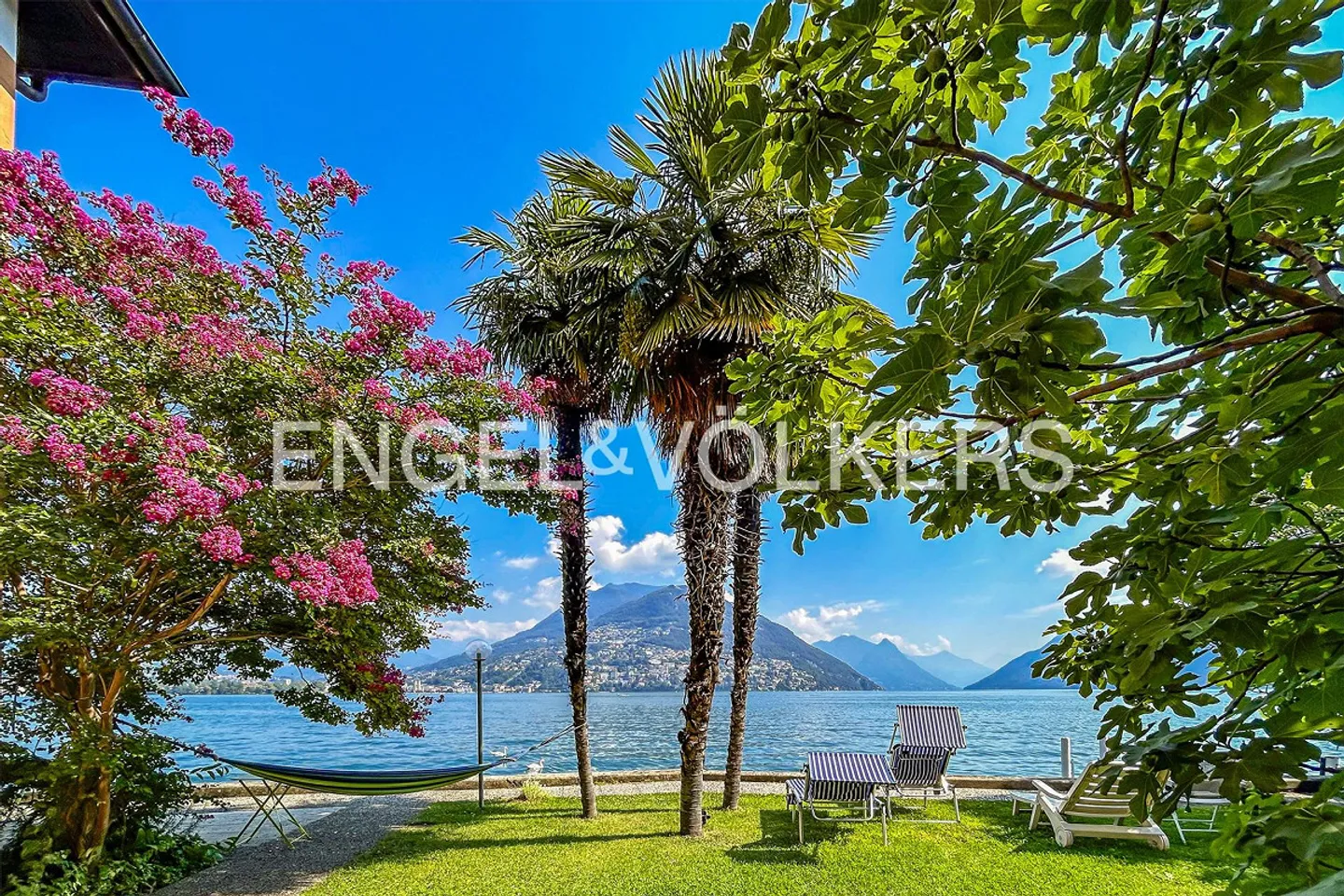 Villa located directly on the lake with private boathouse - Photo 2 of 13