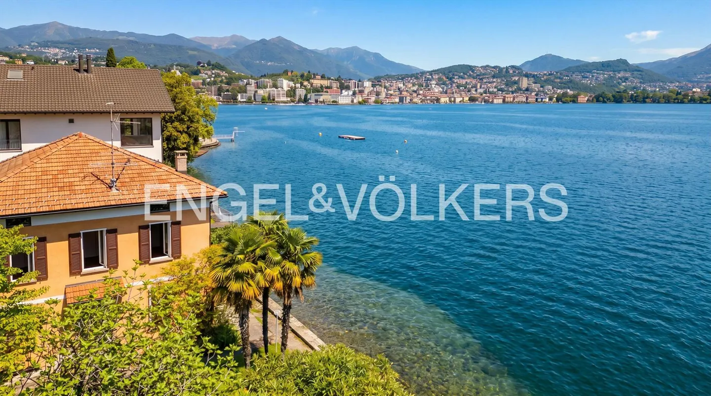 Villa located directly on the lake with private boathouse - Photo 4 of 13