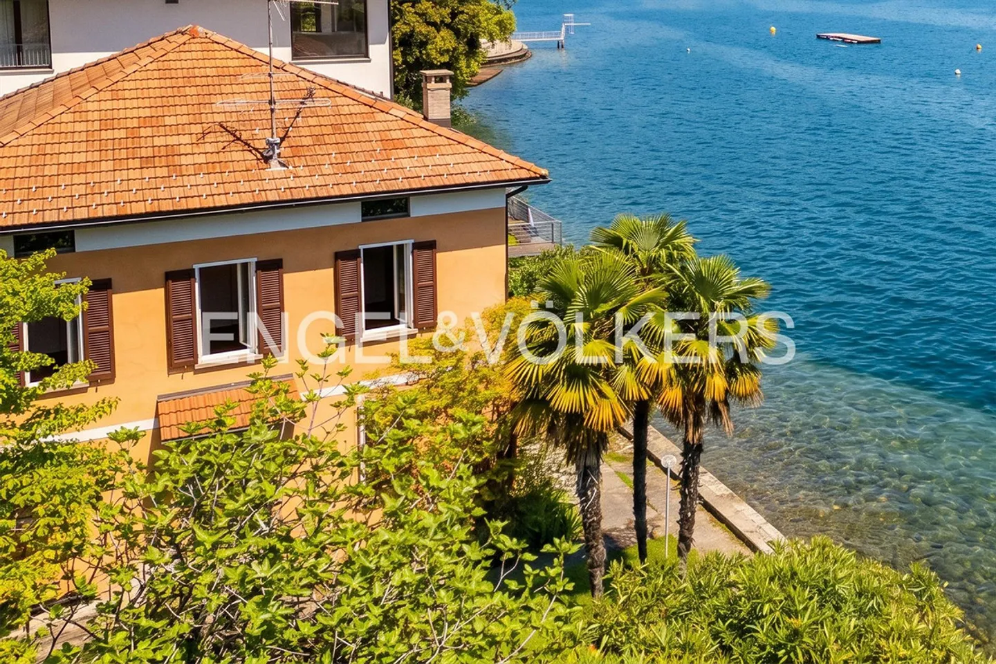 Villa located directly on the lake with private boathouse - Photo 7 of 13