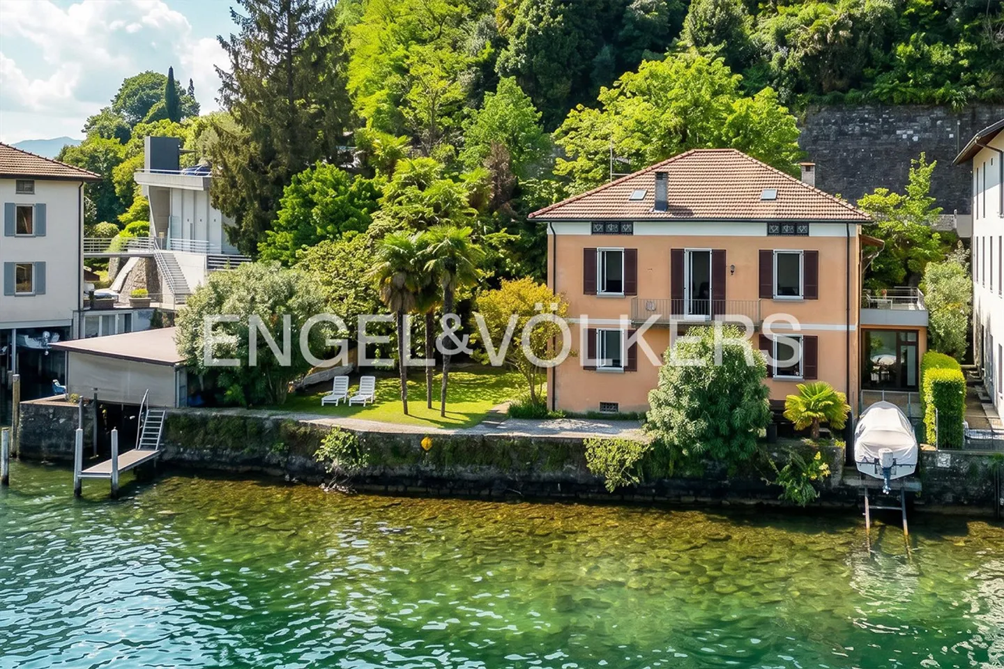 Villa located directly on the lake with private boathouse - Photo 8 of 13