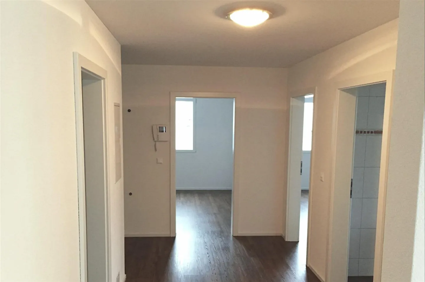 Grosszügige 3,5-Zmmerwohnung mit privatem Badeplatz - Foto 4 von 9