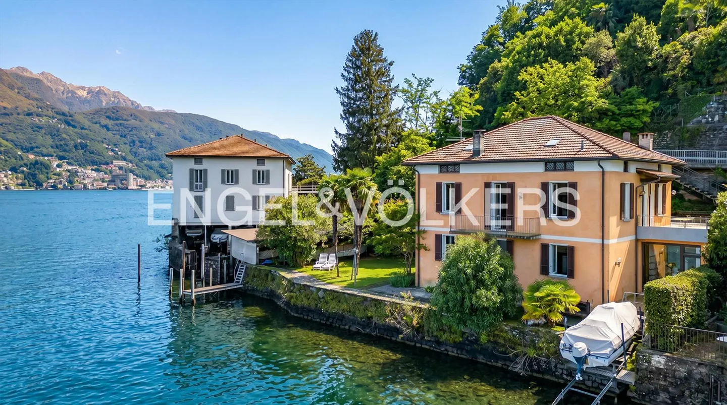 Villa located directly on the lake with private boathouse - Photo 1 of 13