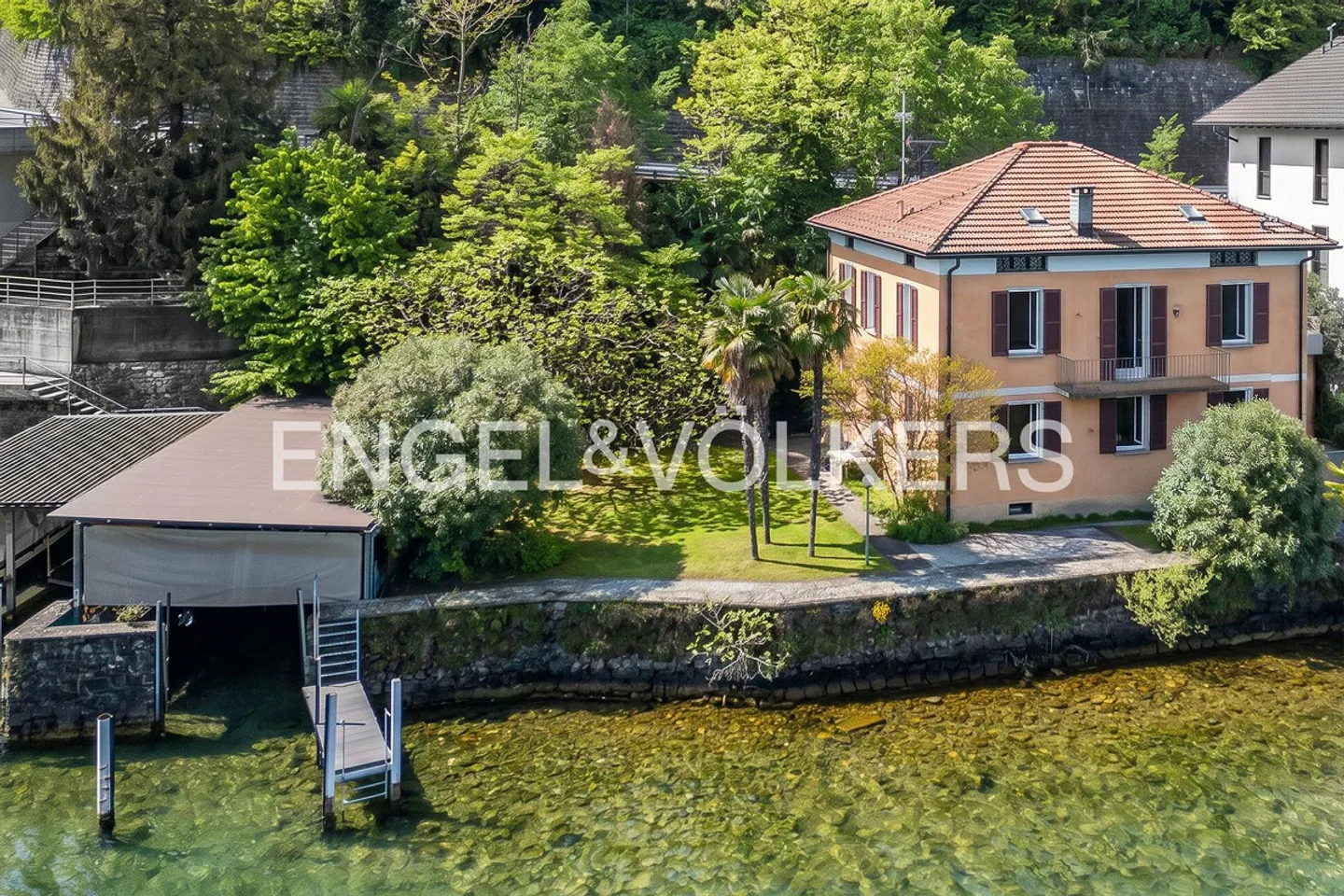Villa located directly on the lake with private boathouse - Photo 10 of 13