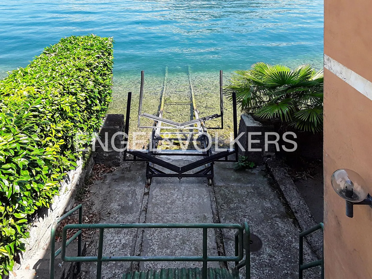 Villa located directly on the lake with private boathouse - Photo 12 of 13