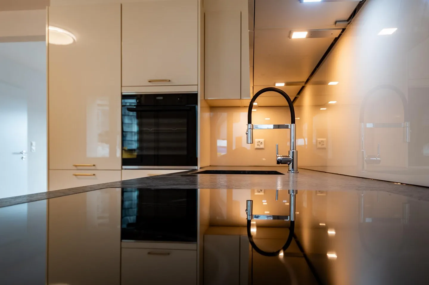 Casa bifamiliare compatta in una posizione suburbana attraente - Foto 3 di 17