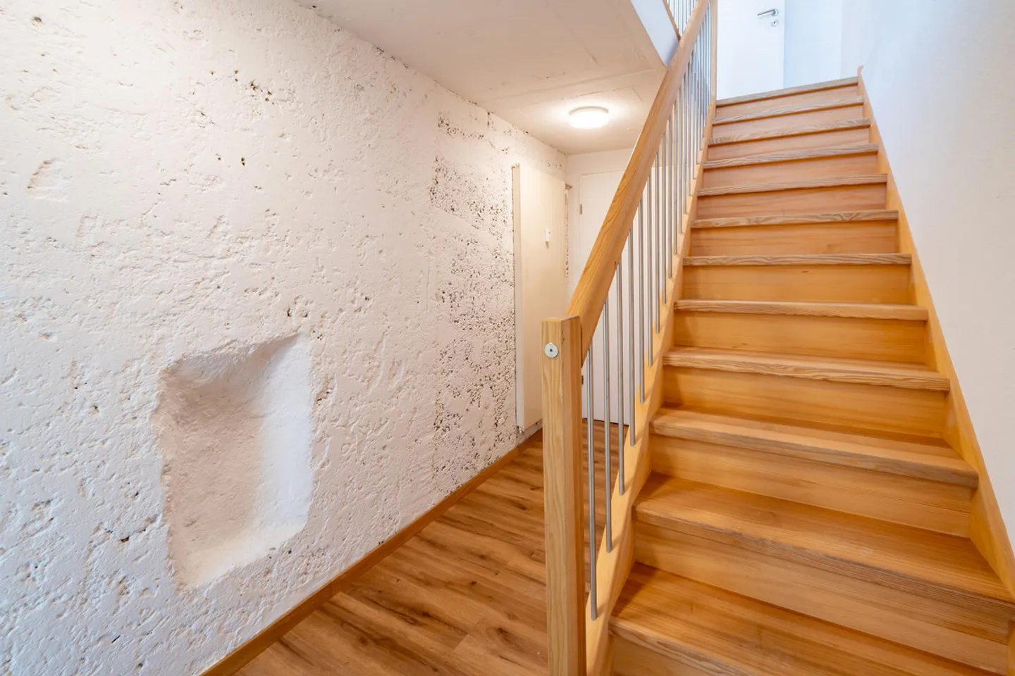 Casa bifamiliare compatta in una posizione suburbana attraente - Foto 5 di 17