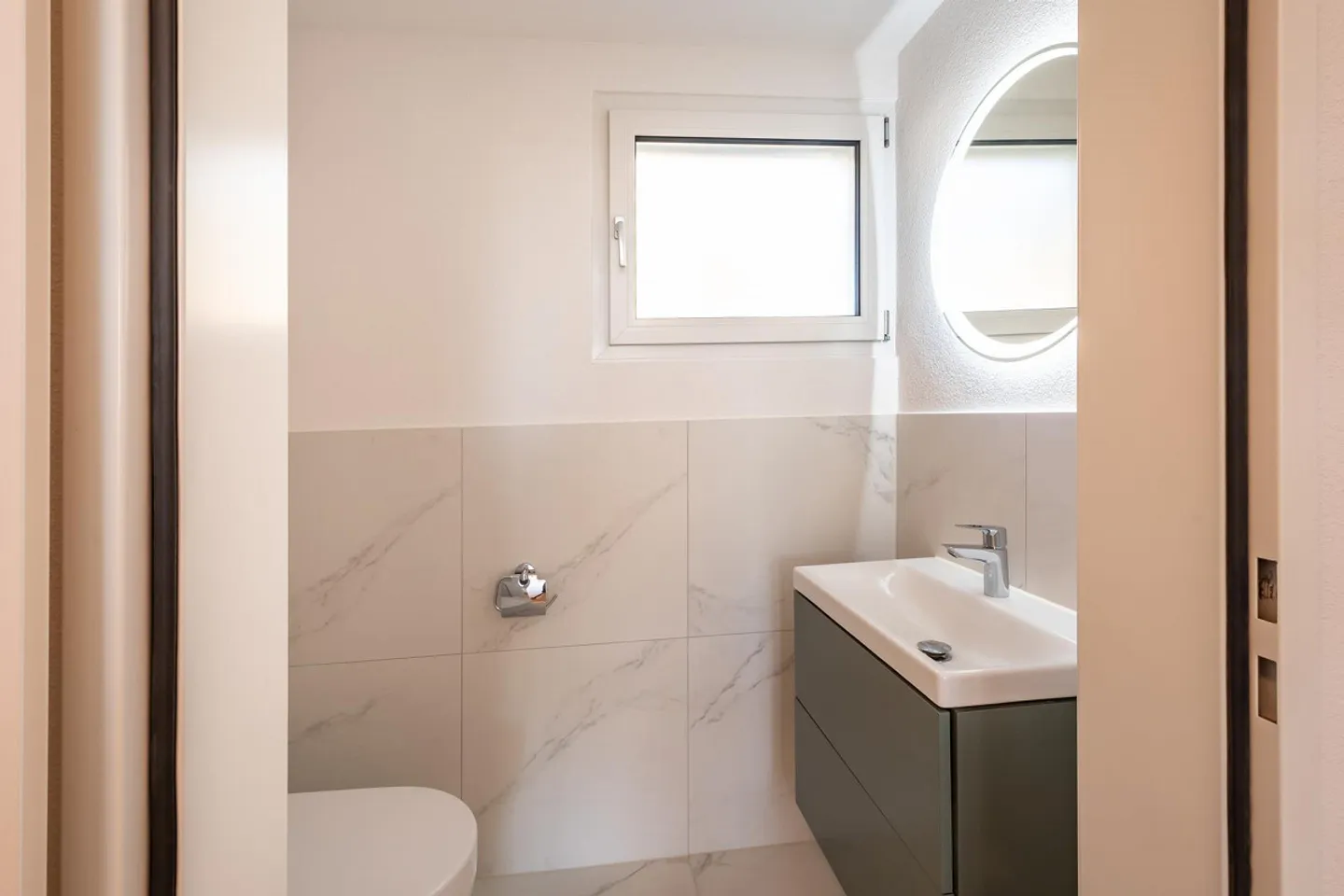 Casa bifamiliare compatta in una posizione suburbana attraente - Foto 6 di 17