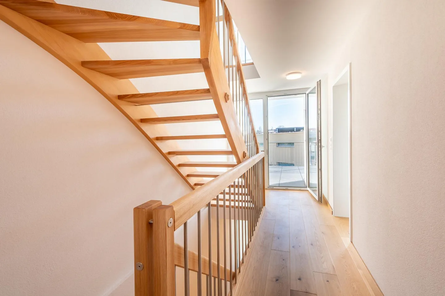 Casa bifamiliare compatta in una posizione suburbana attraente - Foto 7 di 17