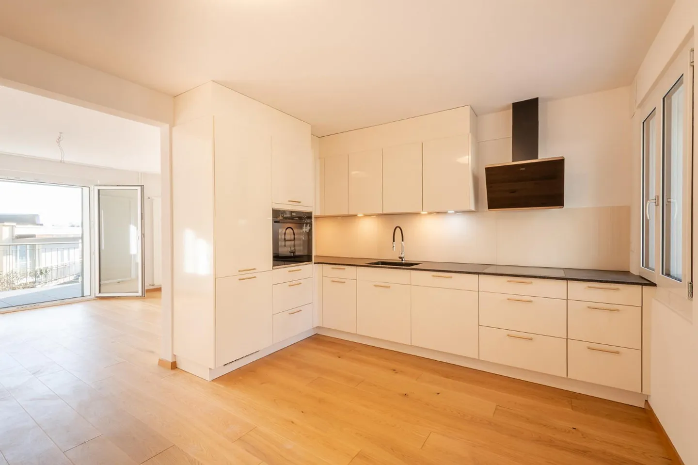 Casa bifamiliare compatta in una posizione suburbana attraente - Foto 8 di 17