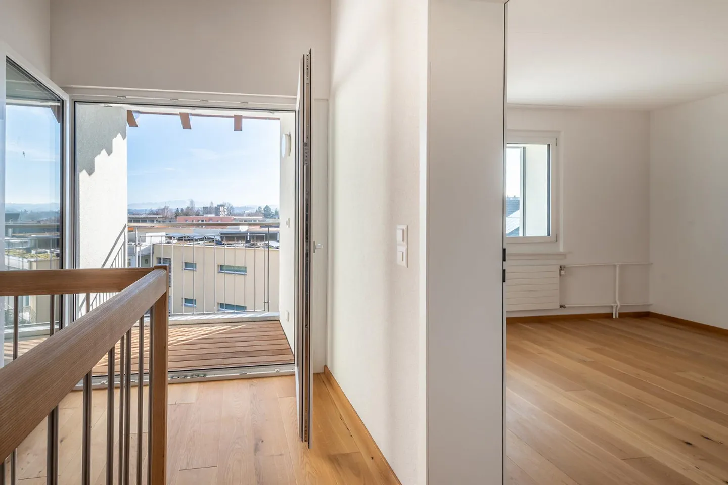 Casa bifamiliare compatta in una posizione suburbana attraente - Foto 10 di 17