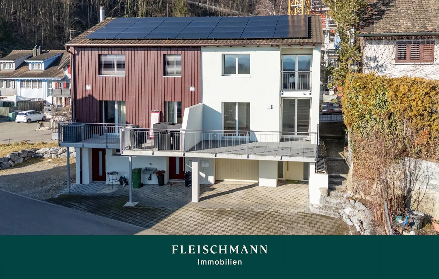 Casa bifamiliare compatta in una posizione suburbana attraente - Foto 1 di 17