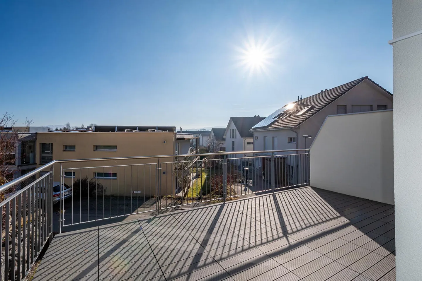 Casa bifamiliare compatta in una posizione suburbana attraente - Foto 2 di 17