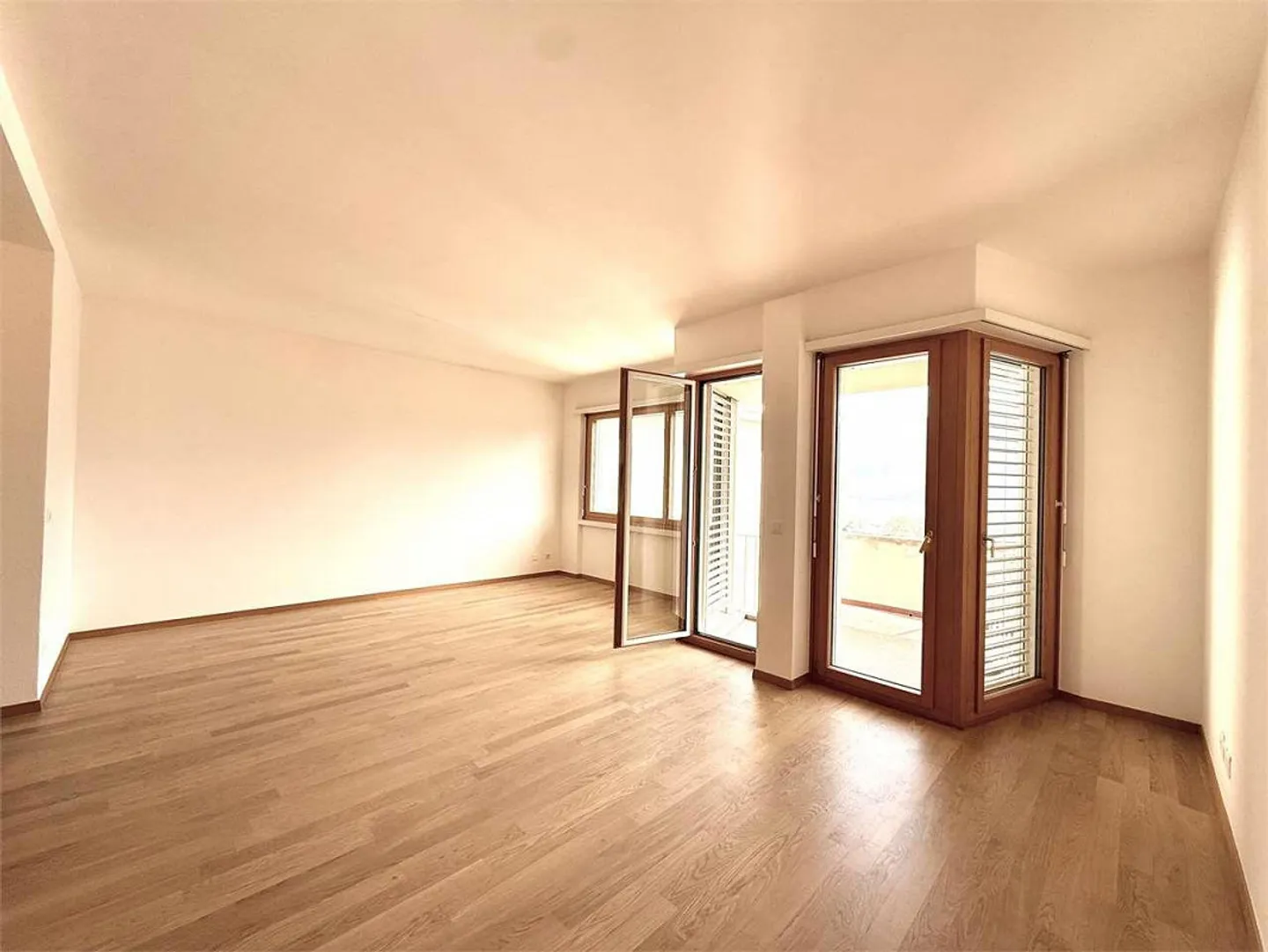 Appartamento spazioso con vista lago - Foto 1 di 12