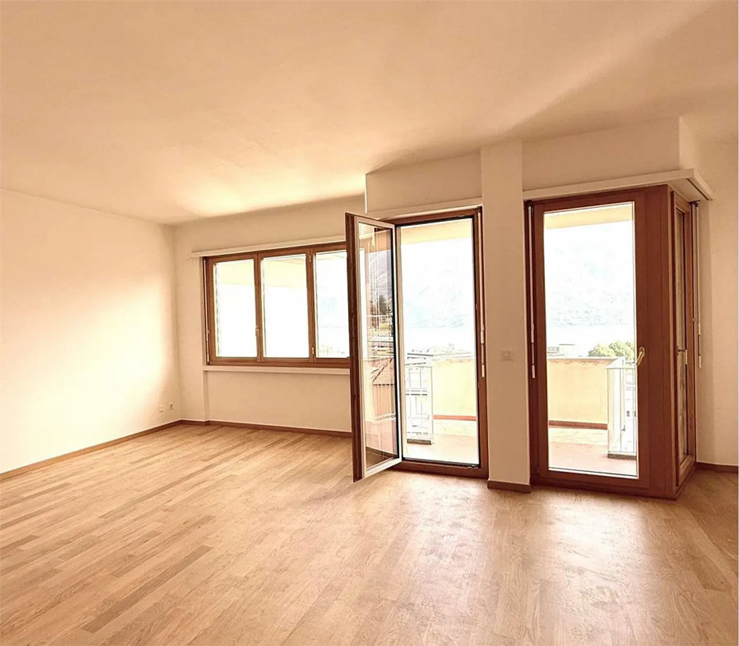 Appartamento spazioso con vista lago - Foto 2 di 12