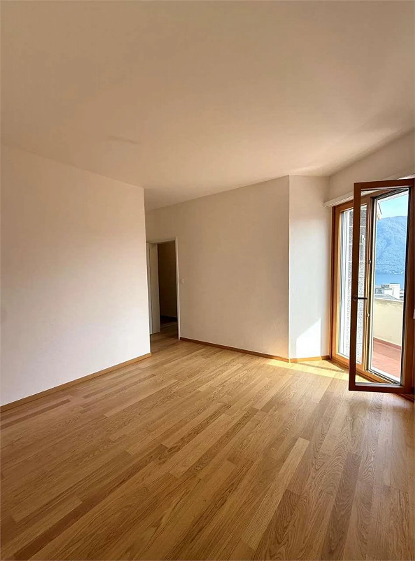 Appartamento spazioso con vista lago - Foto 7 di 12