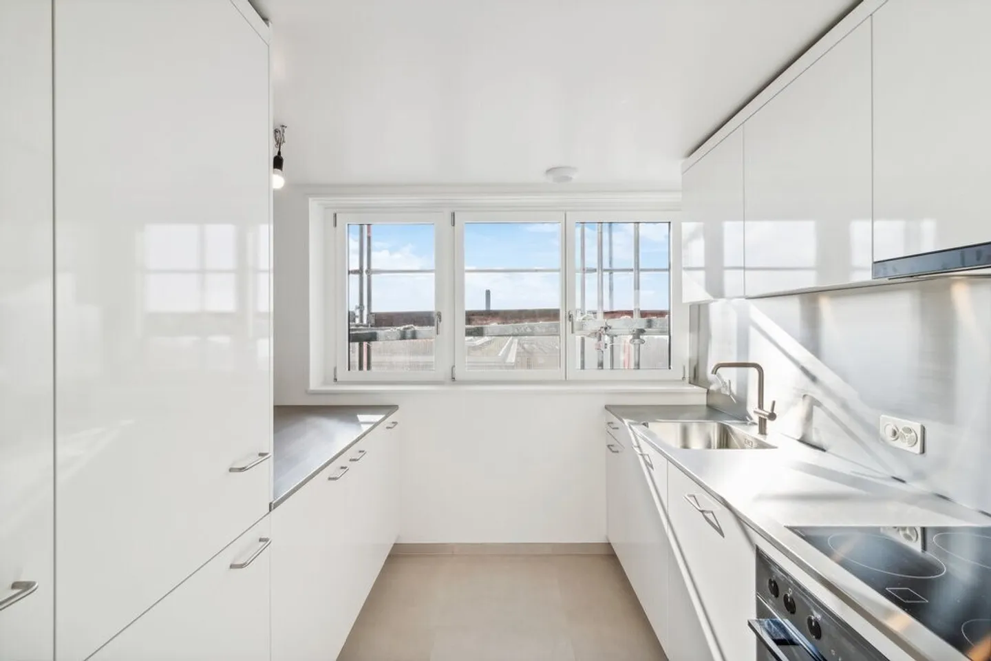 3.5 rooms fully renovated - Photo 1 of 9