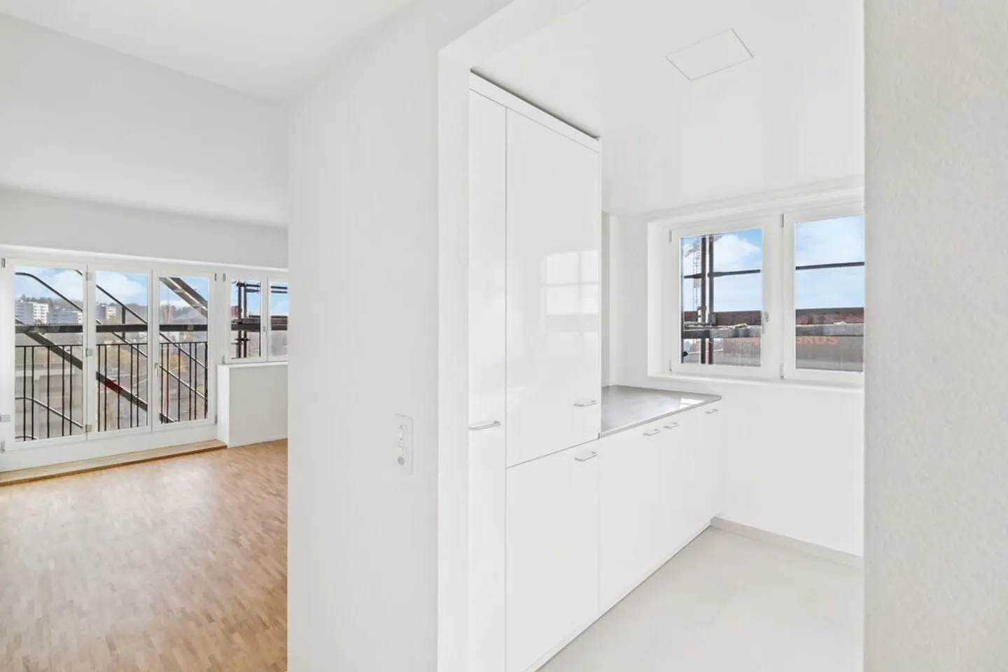 3.5 rooms fully renovated - Photo 2 of 9