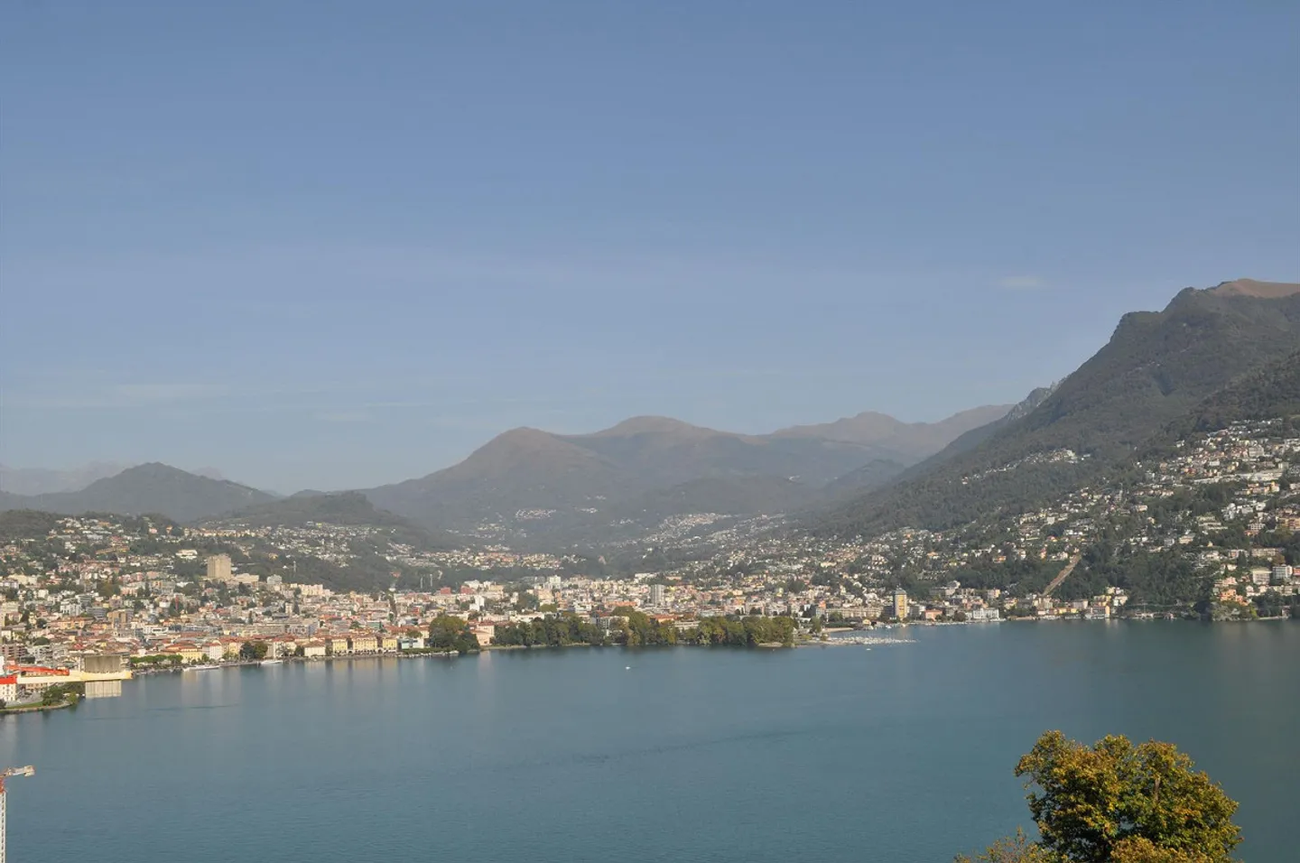 Grande attico con vista lago e terrazza tetto - Photo 3 of 11