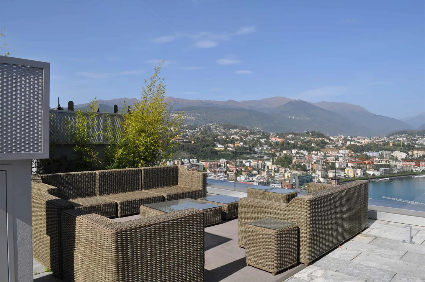 Grande attico con vista lago e terrazza tetto - Photo 2 of 11