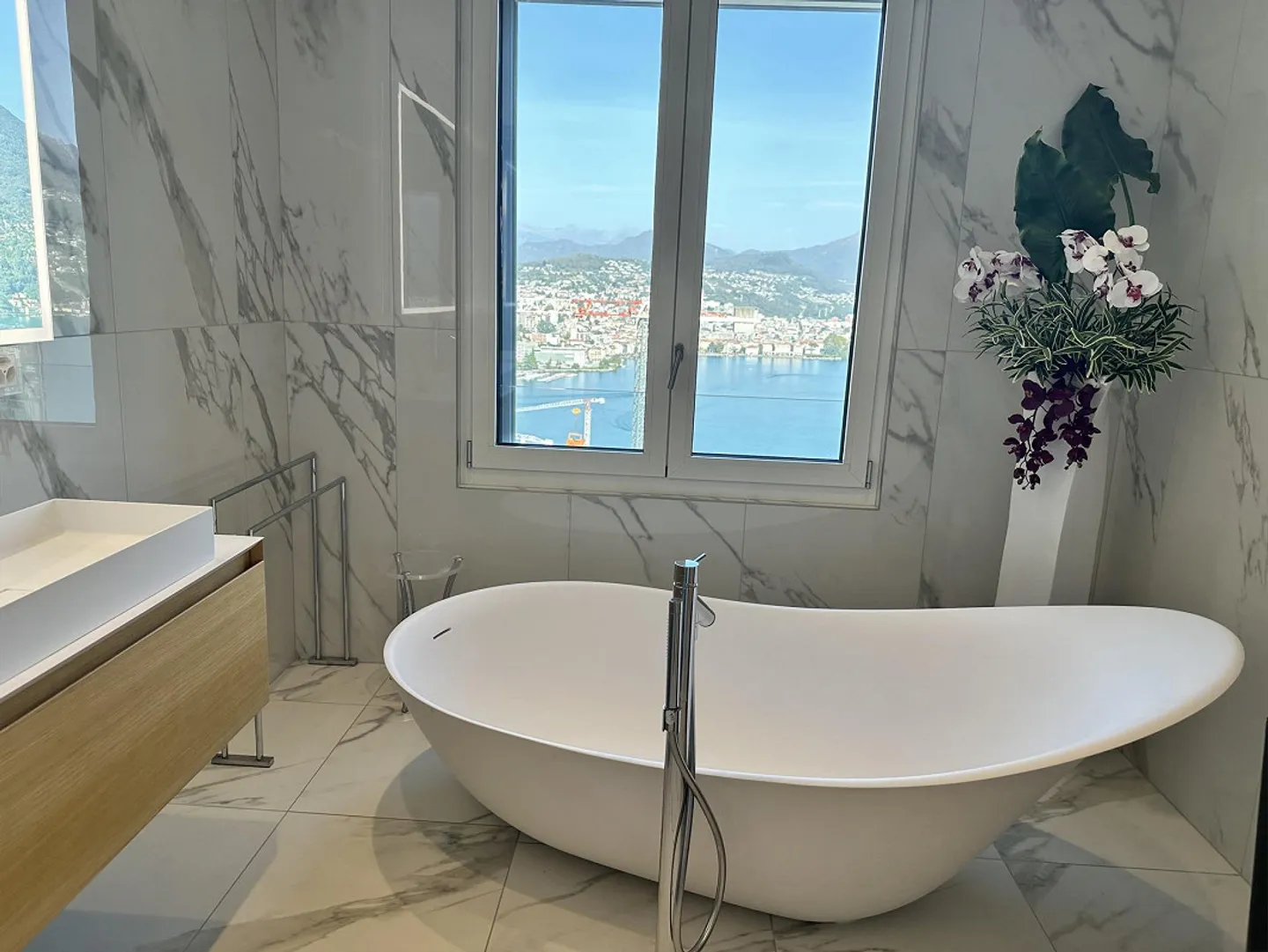 Grande attico con vista lago e terrazza tetto - Photo 8 of 11