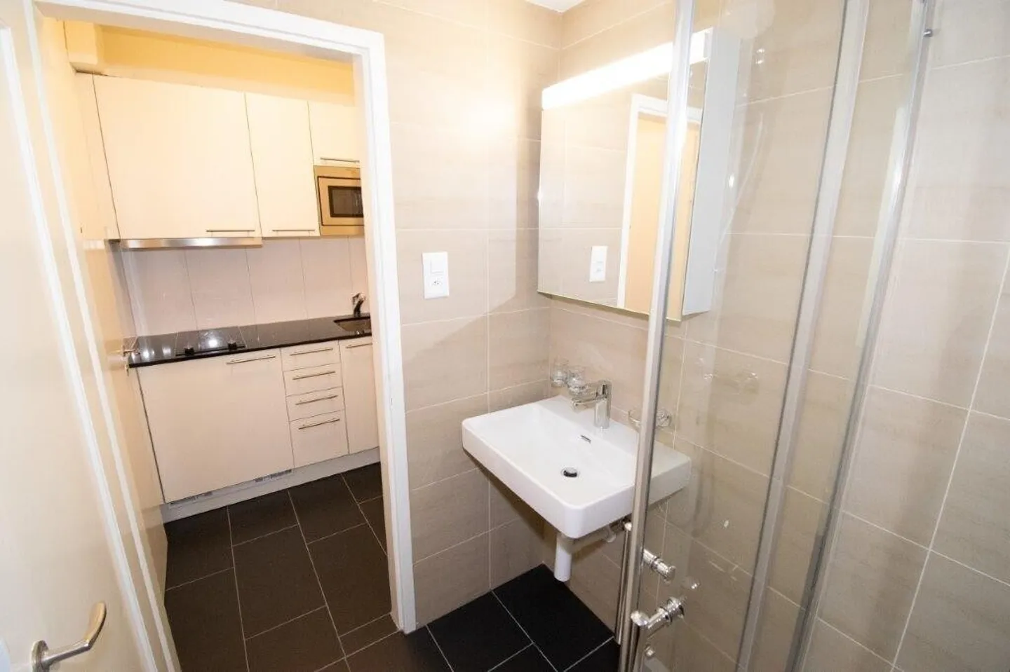 1-room apartment (renovated in 2023) in a quiet location with simple furnishings, District 3 - Photo 6 of 13