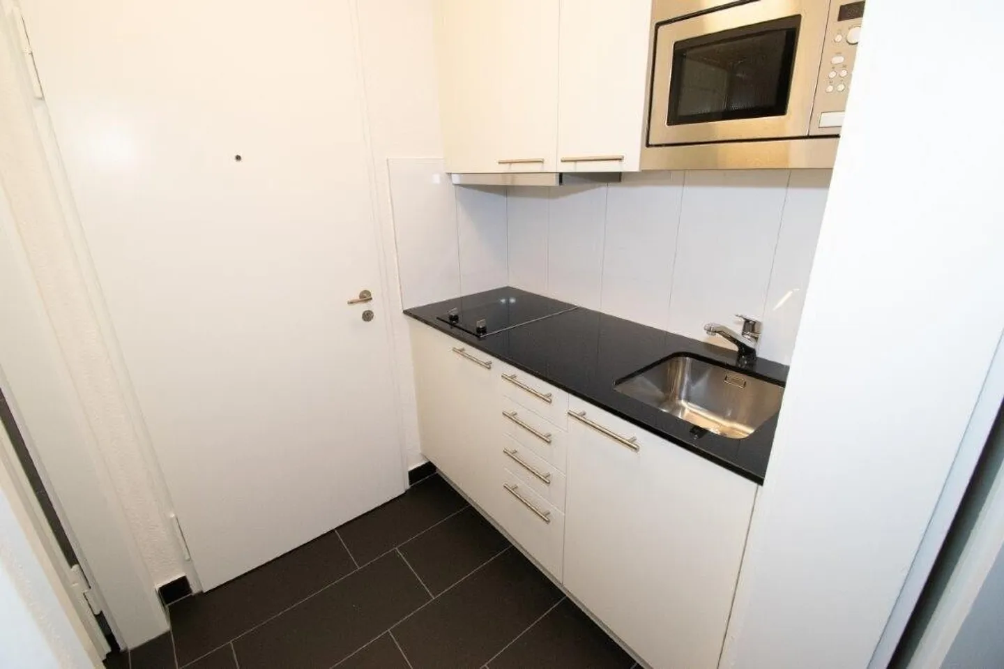 1-room apartment (renovated in 2023) in a quiet location with simple furnishings, District 3 - Photo 9 of 13