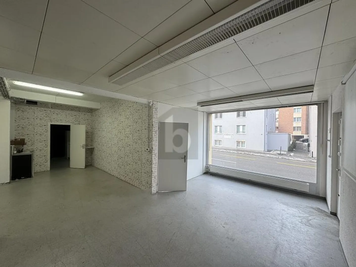 IN A PRIME LOCATION WITH A LARGE SHOWCASE - Photo 3 of 6