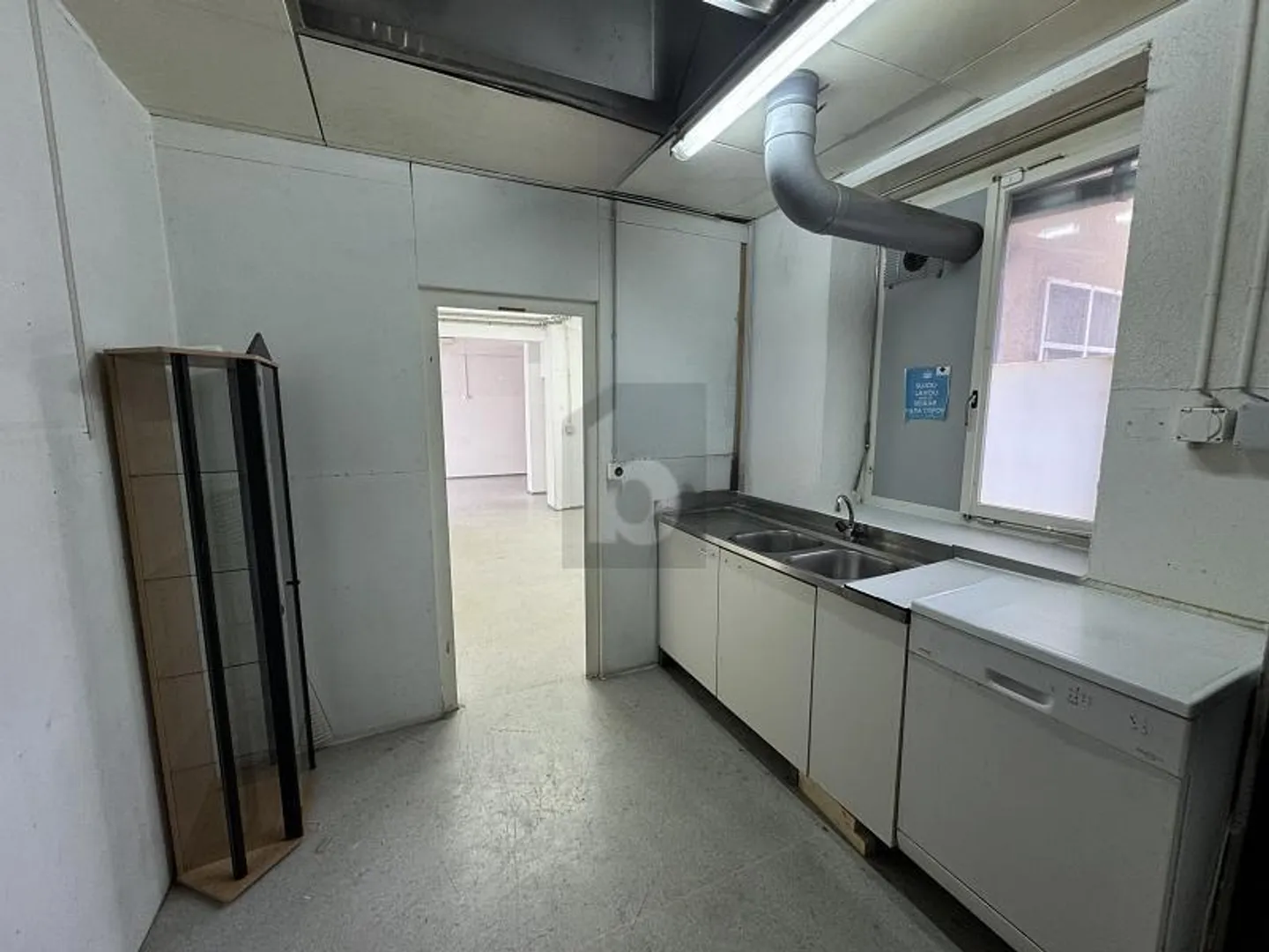 IN A PRIME LOCATION WITH A LARGE SHOWCASE - Photo 4 of 6